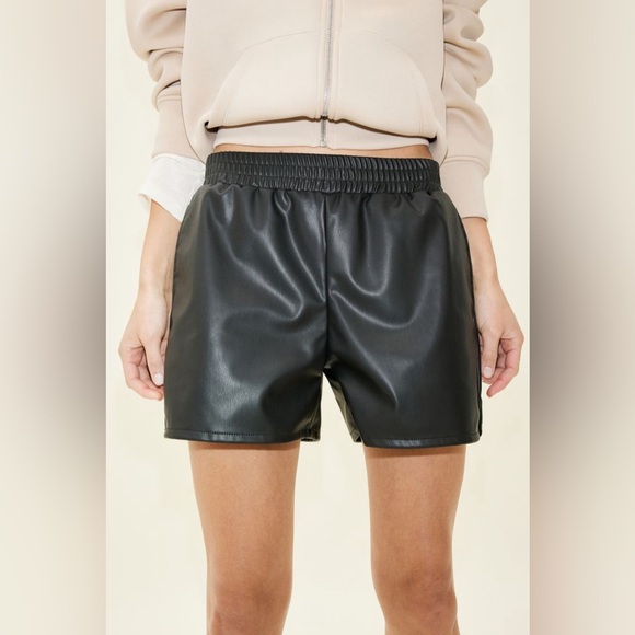 H&M mid rise vegan leather shorts size medium - Picture 2 of 6